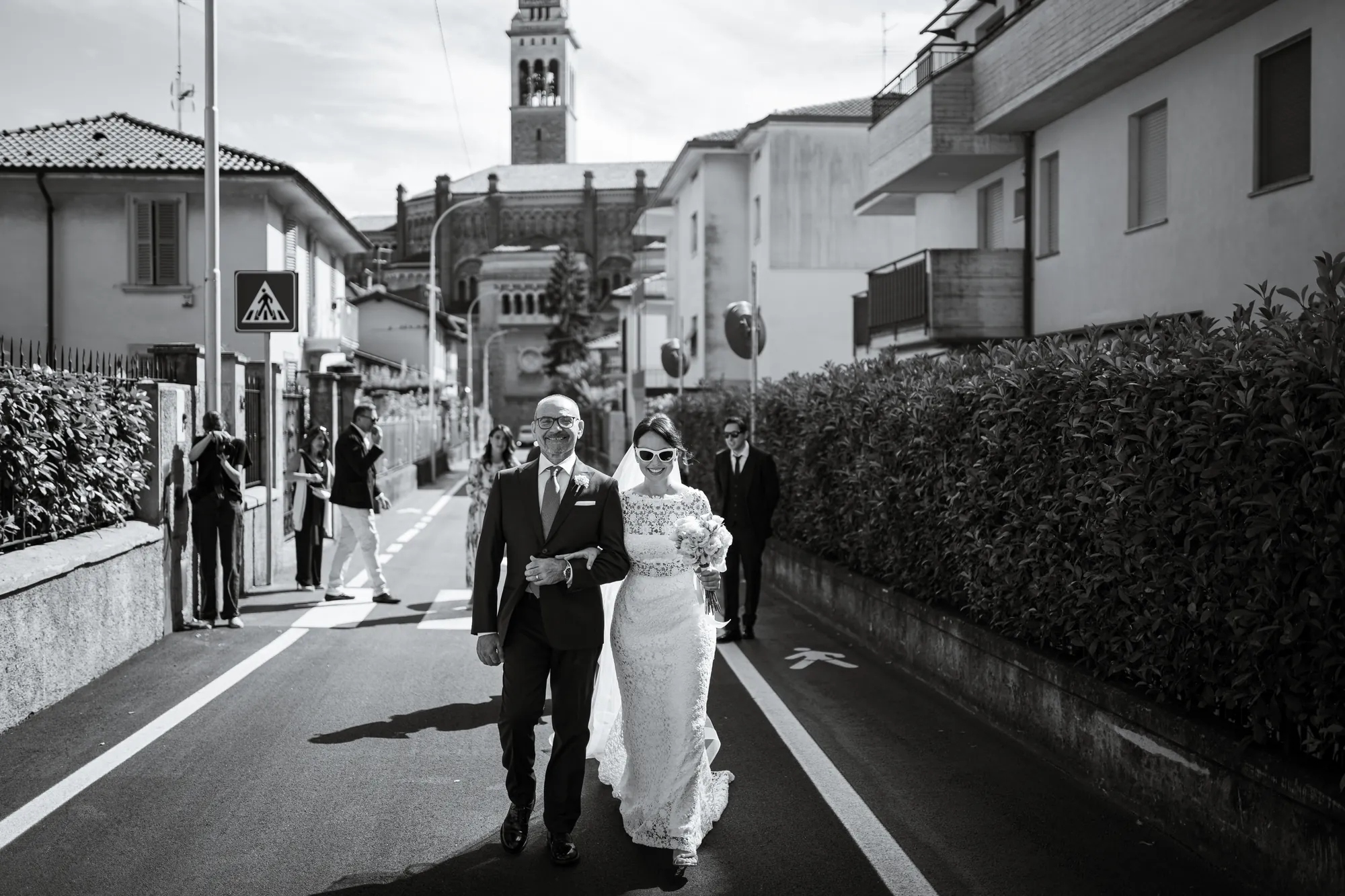 Sposi che camminano in un vicolo italiano