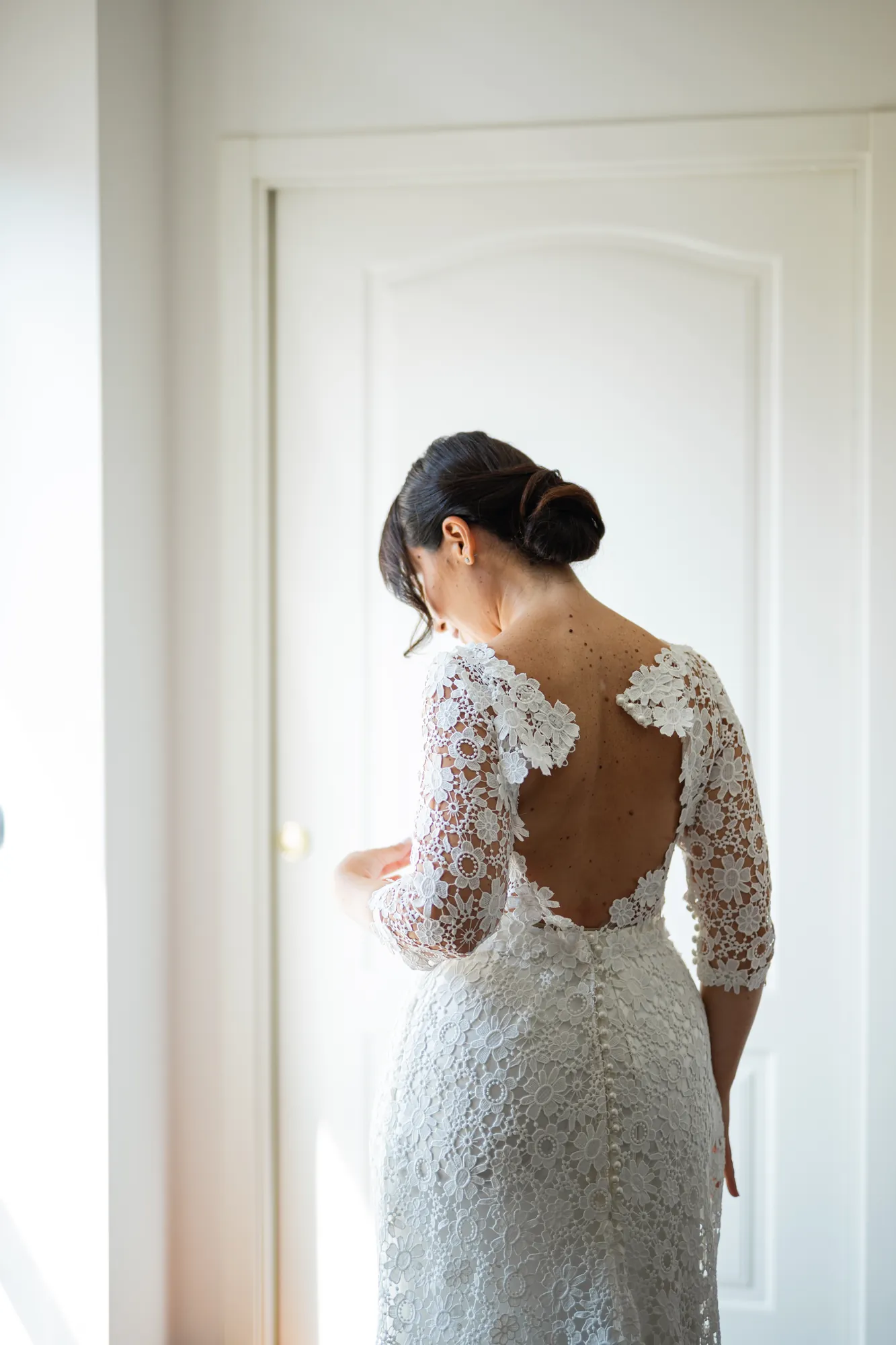 Sposa di spalle, dettaglio del merletto dell'abito