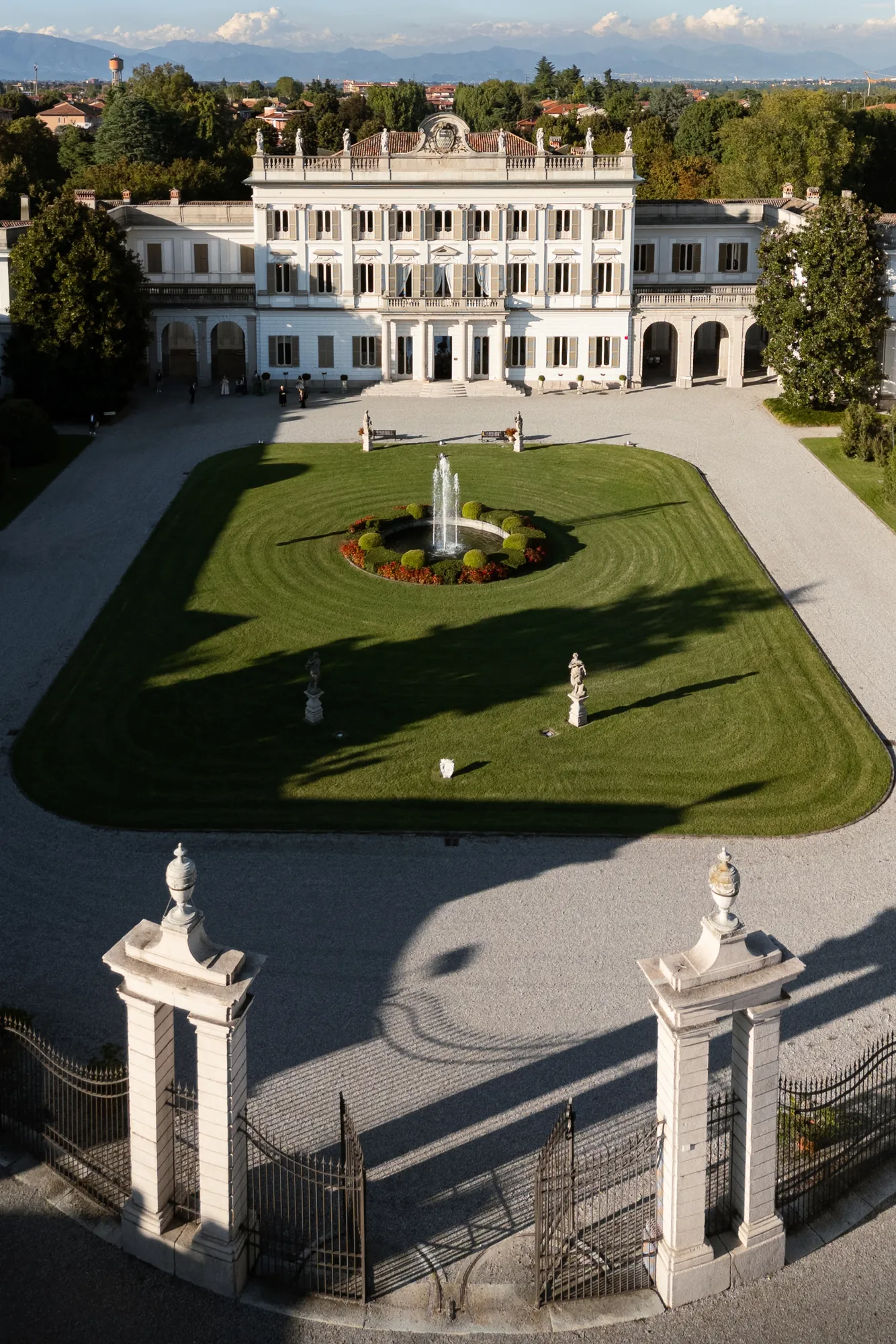 Vista aerea della villa con fontana e cancello
