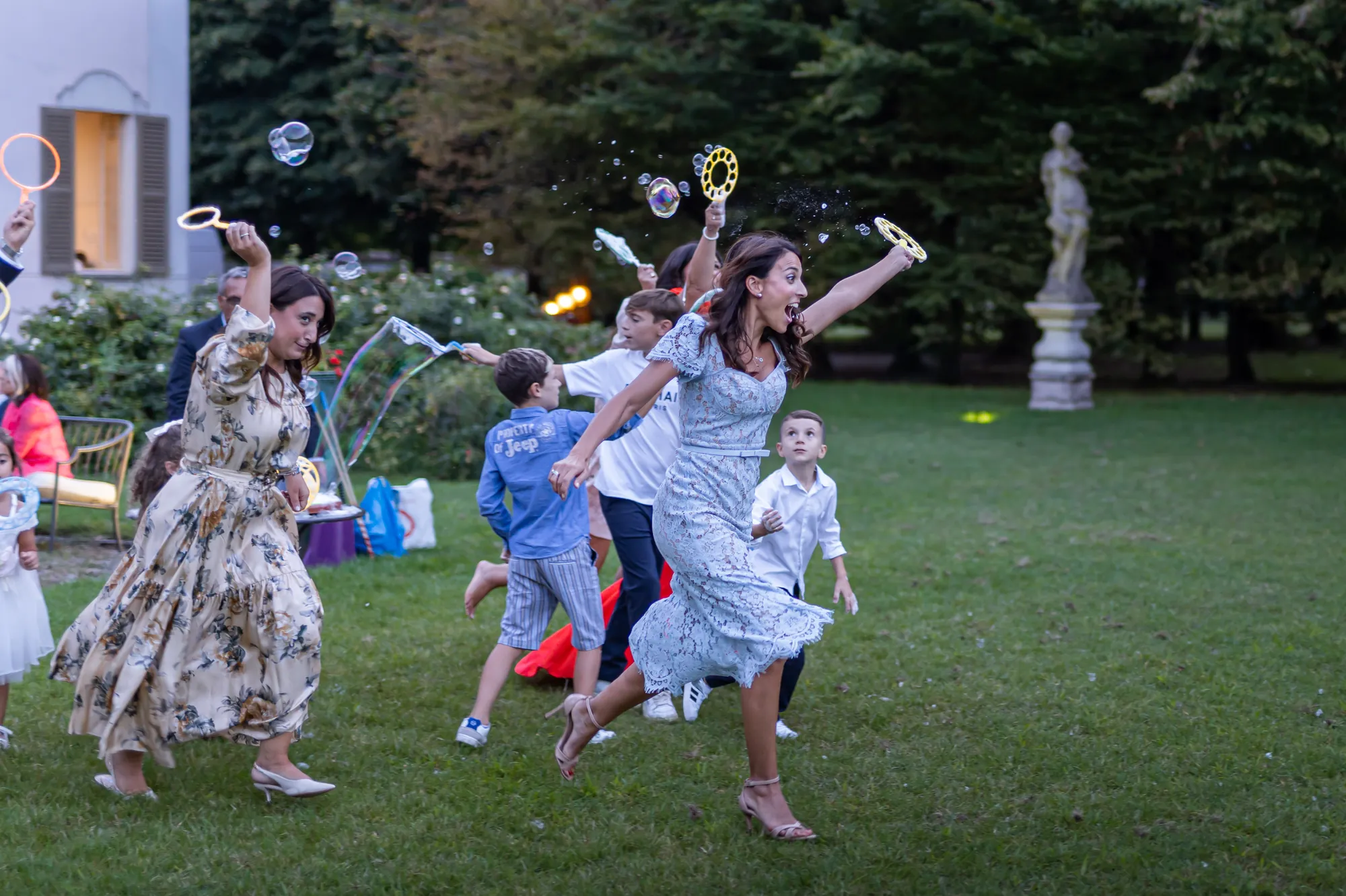 Invitati che ballano tra le bolle