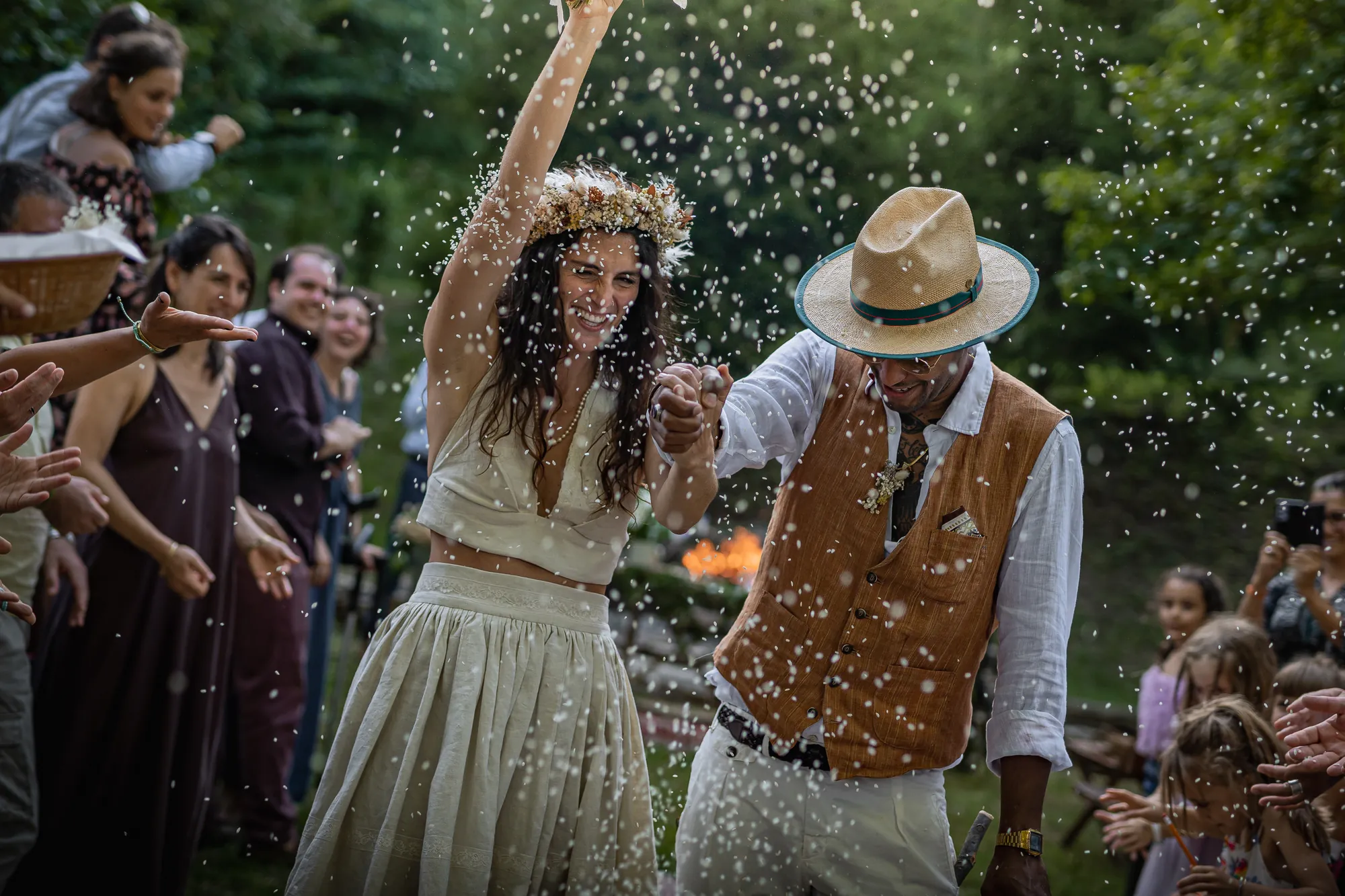 Sposi e invitati che festeggiano all'aperto