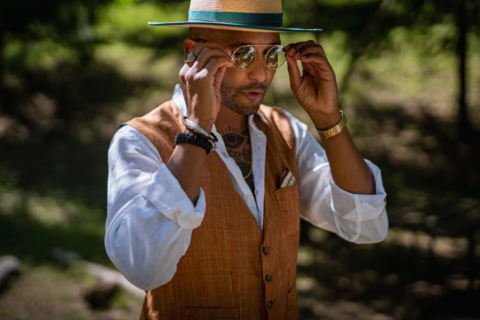 Sposo con cappello e occhiali da sole