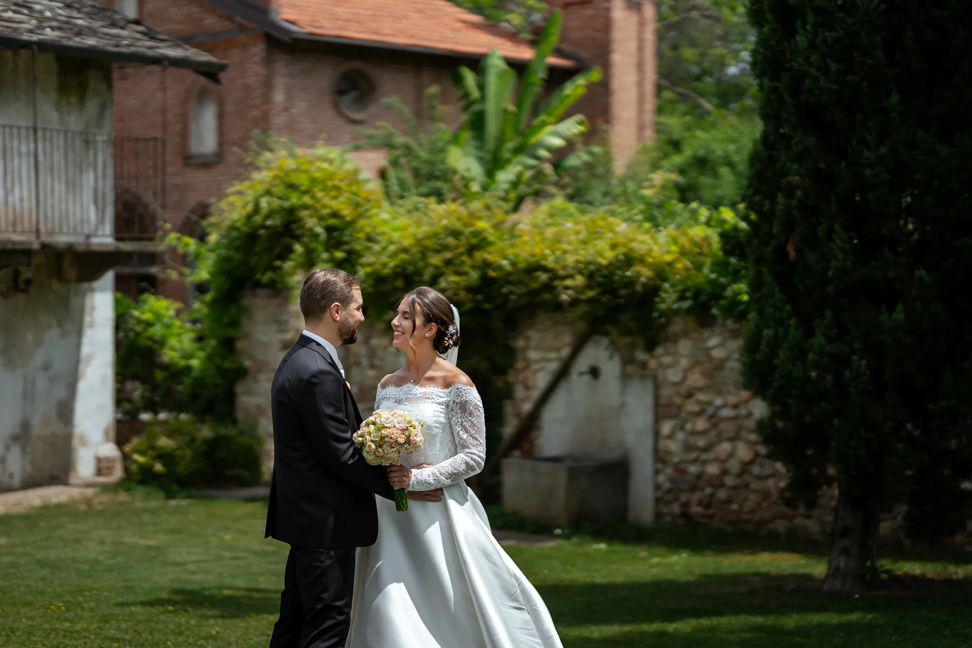 Coppia nel giardino della villa
