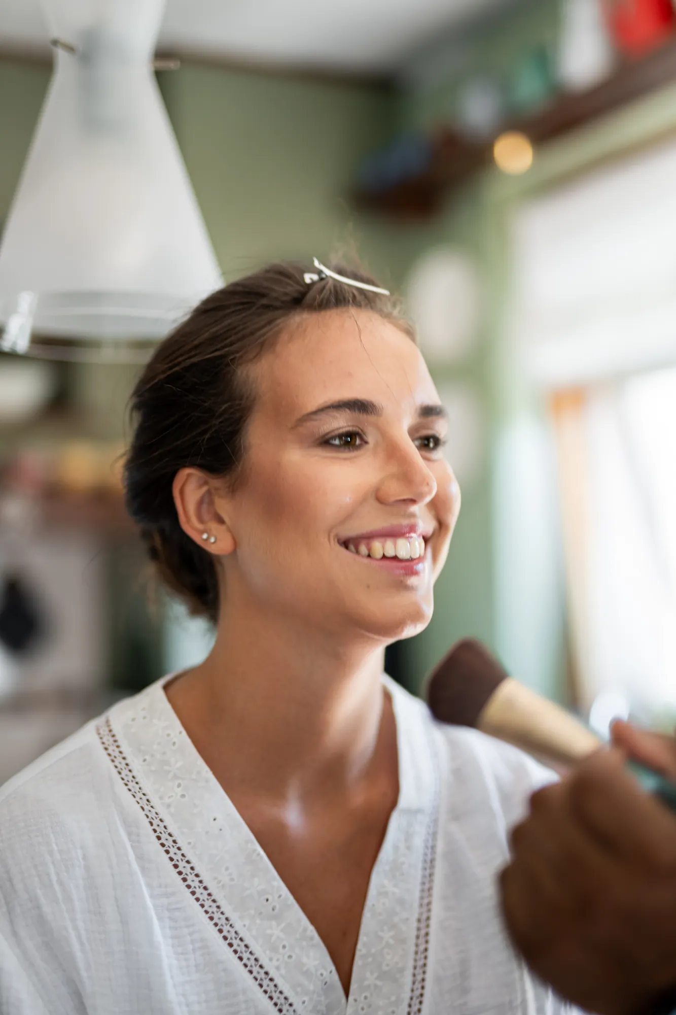 Sposa che sorride durante il trucco